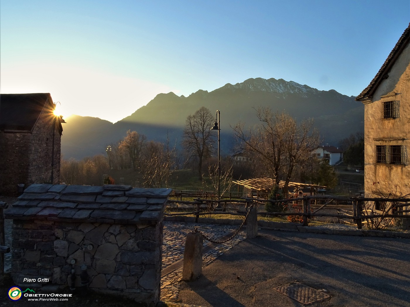 75 Dal bel borgo anitco di Arnosto nella luce e nei colori del tramonto verso il Resegone.JPG